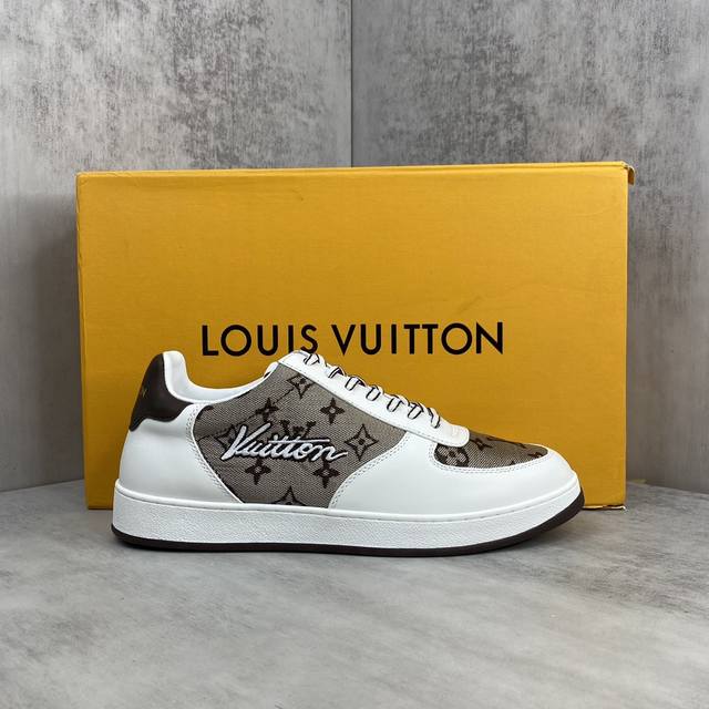 新款上架 Louis Vuitton 23Ss Rivoli 运动鞋为柔软牛皮革压印经典 Damier 图案 再以侧面的大号 Lv 字母跃动活力 橡胶外底完善整 - 点击图像关闭
