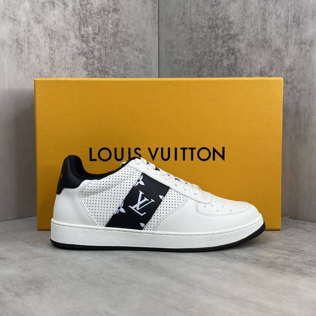 新款上架 Louis Vuitton 23Ss Rivoli 运动鞋为柔软牛皮革压印经典 Damier 图案 再以侧面的大号 Lv 字母跃动活力 橡胶外底完善整