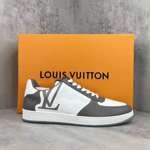 新款上架 Louis Vuitton 23Ss Rivoli 运动鞋为柔软牛皮革压印经典 Damier 图案 再以侧面的大号 Lv 字母跃动活力 橡胶外底完善整