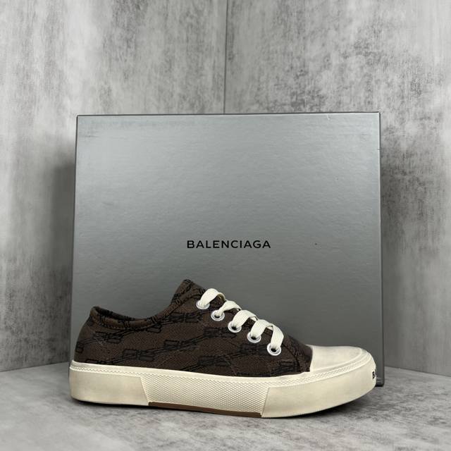 新款上架balenciaga 战损脏脏鞋 顶级版本 巴黎世家paris Sneakers灵感来源60年代硫化鞋.继续着demna式的对主流华丽时尚的反叛态度 定