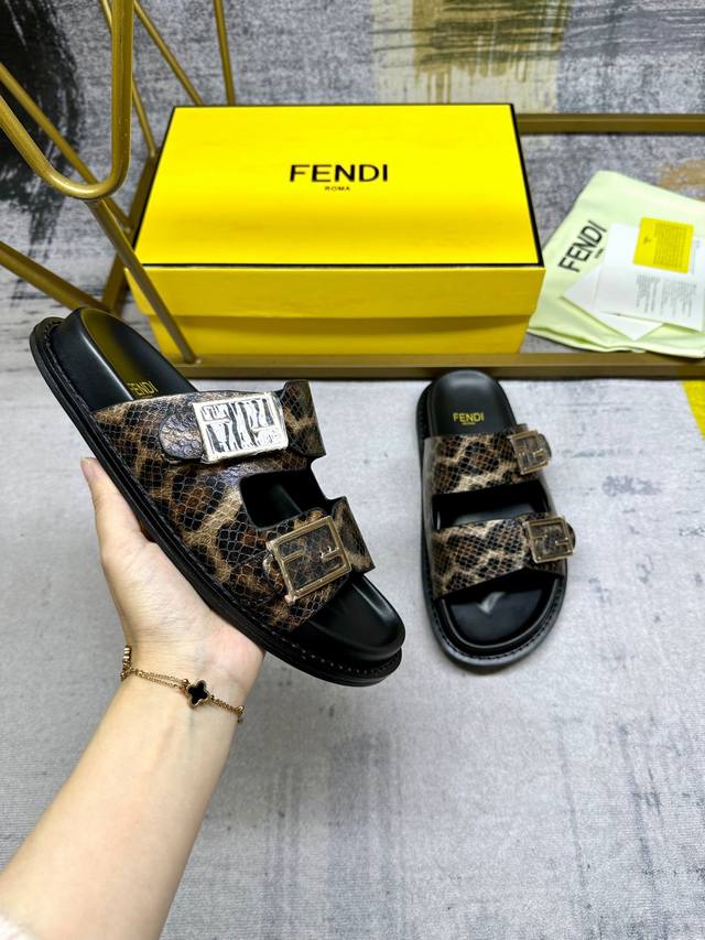 工厂价 Fendi最新爆款双带平底拖鞋 蛇纹面料 带ff装饰性搭扣 35-45码