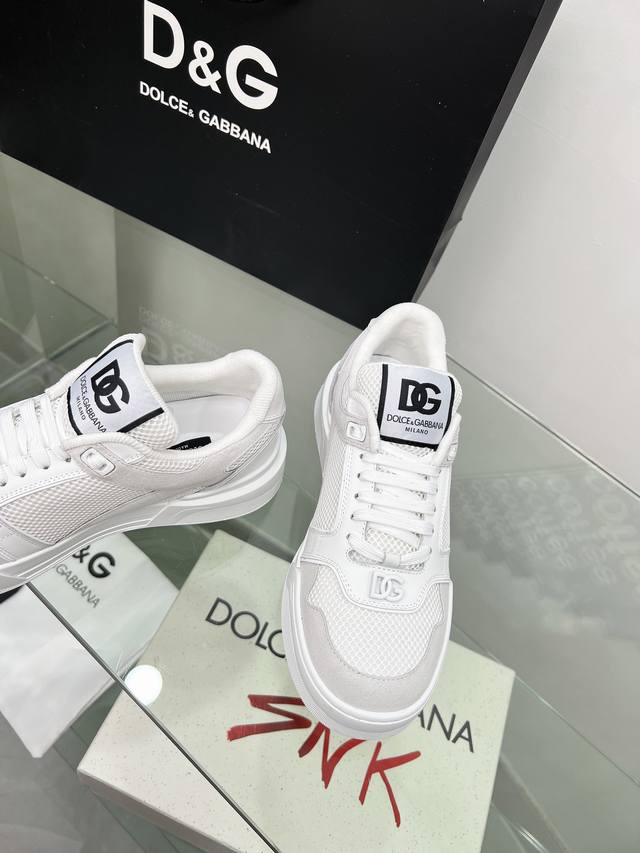 工厂价 2024高端版本高质量原单品质 D0Lce & Gabbana 今年的主打款式 没有之一 超火超帅气的休闲鞋此款传承了d家一贯有点浮夸而不失时尚的风格