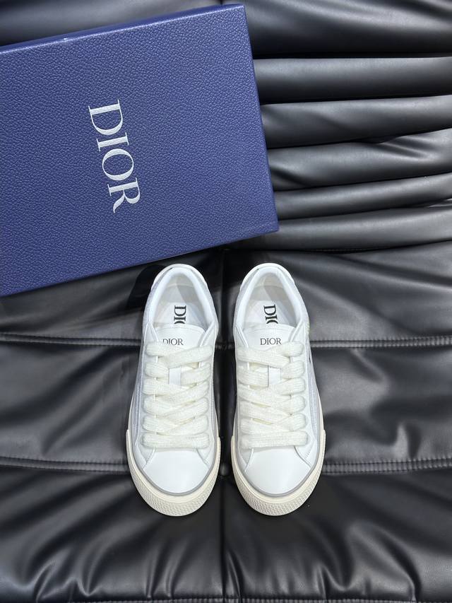 Dio* 这款 B33 运动鞋全新演绎经典的网球鞋 时尚廓形突显厚重质感 采用牛皮革精心制作 饰以 Oblique 印花 搭配饰以 Dior 标志的加垫鞋舌 马