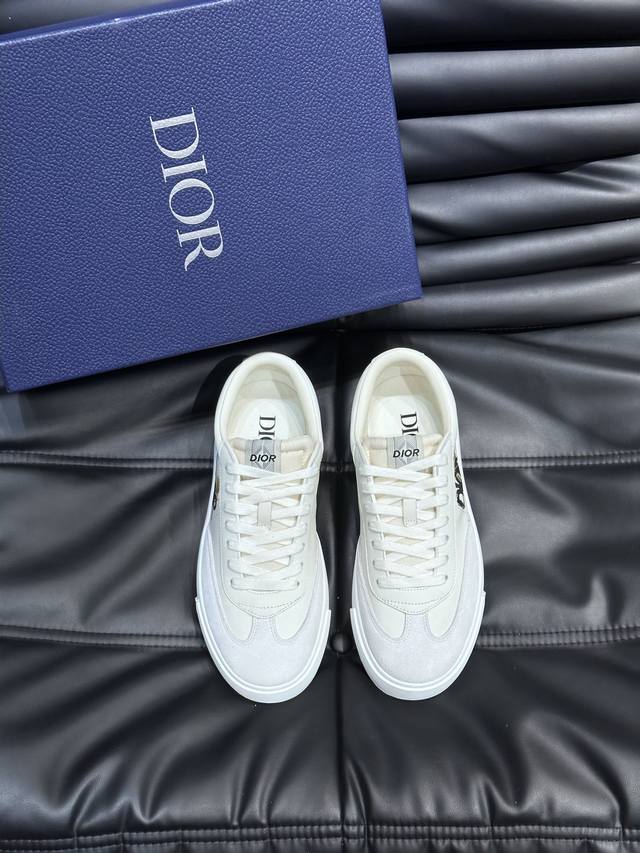 Dio* 低帮b101休闲运动鞋 这款 B101 运动鞋是衣橱里的一款经典单品 采用迪奥灰 Cd Diamond 图案帆布精心制作 饰以同色调光滑牛皮革和磨砂革