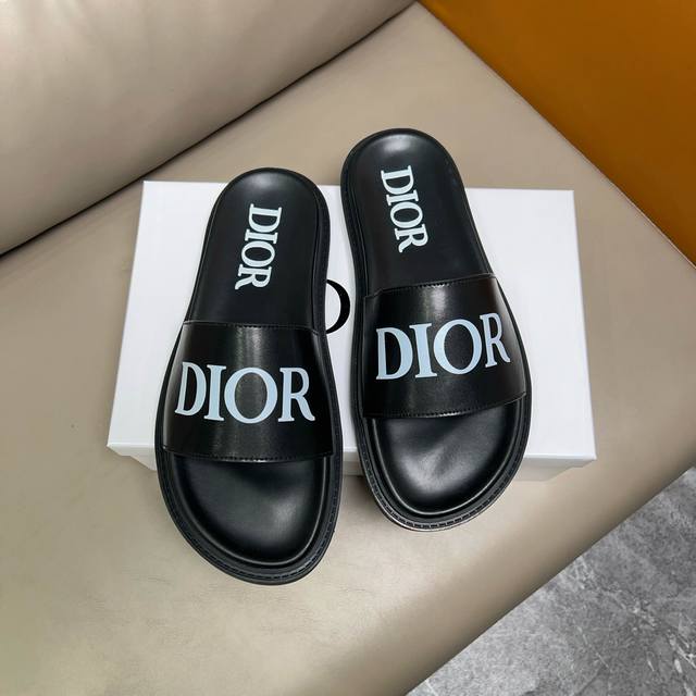 Dior Size 38-45 迪奥高端男士夏季拖鞋 采用搭配米色和黑色 电绣印花塔配魔术贴鞋面 饰以同色调牛皮革细节提升格调 橡胶鞋底融入多种元素 饰以