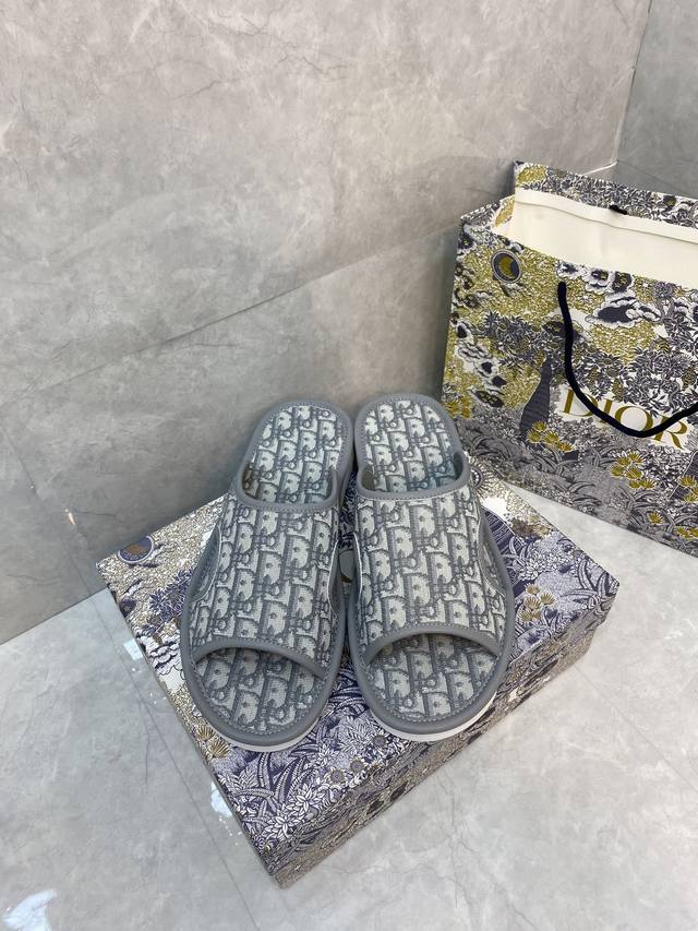 Dior 迪奥 情侣款 Alias新款凉鞋拖鞋 迪奥alias凉鞋是2023年夏天的新品 是一款悠闲而精致的作品 该款式采用米色和灰色dior Oblique提 - 点击图像关闭
