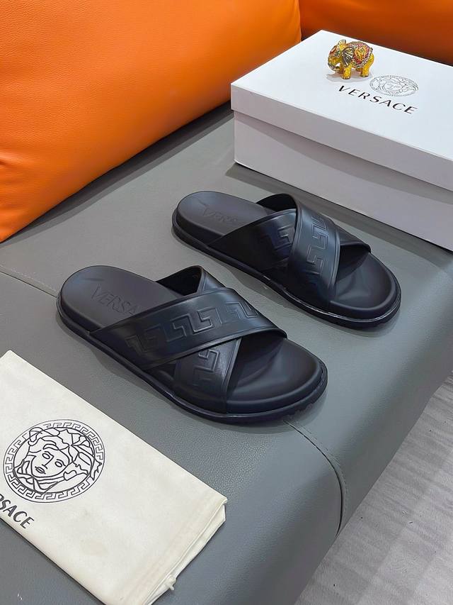商品名称 Versace 范思哲 正规码数: 38-44 拖鞋 商品材料 精选意大利进口原版面料 原厂特供原版底