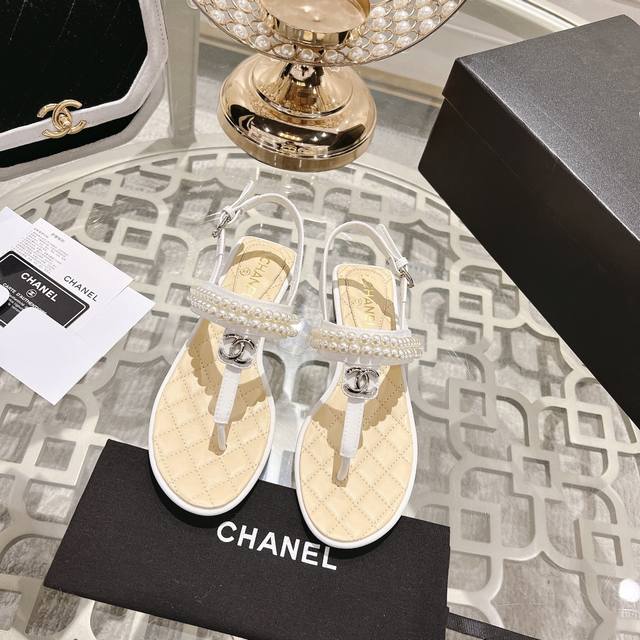 顶级版本 Chanel 2024小香爱心珍珠夹趾凉鞋. 新款爱心c扣凉鞋 散发持久魅力的小香凉鞋 生动知性优雅 更蕴含着不羁的时尚态度 这种态度是从心底里释放出