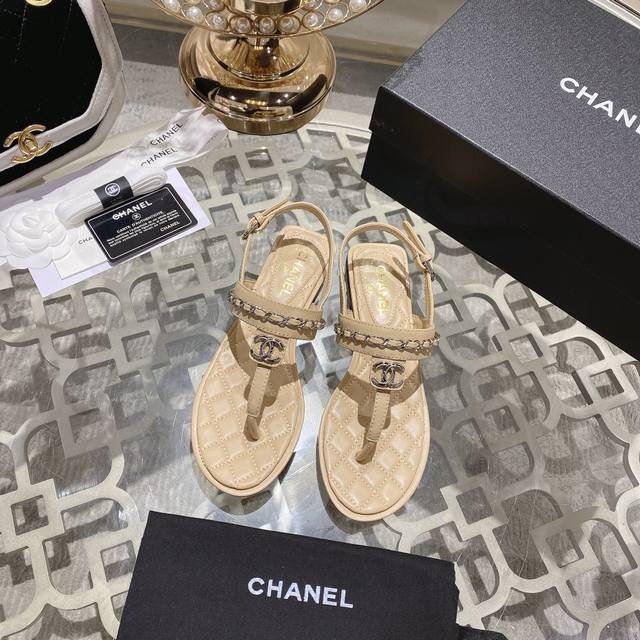 顶级版本 Chanel 2024小香夹趾链条凉鞋. 新款c扣链条凉鞋 散发持久魅力的小香凉鞋 增添埃及元素符号 生动知性优雅 更蕴含着不羁的时尚态度 这种态度是