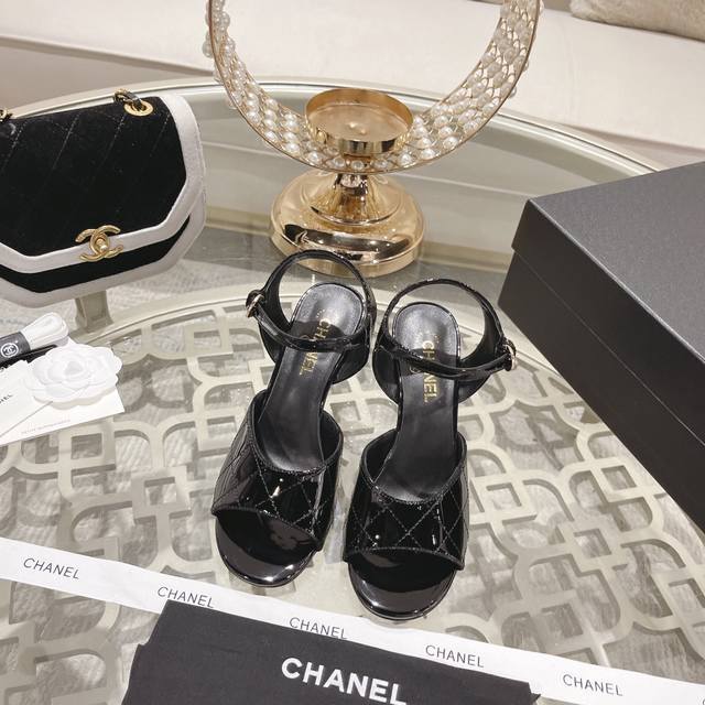 Chanel香奈尔 C家小香24Ss新款坡跟露趾高跟凉鞋 顶级专柜品质 上脚那一刻还是不要超级惊艳所有材质都根据原版定制 鞋面 进口牛漆皮 进口布面 内里 进口