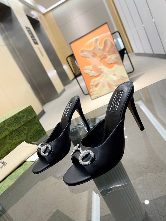 Guccl 新款高跟凉拖鞋每个细节皆经过精心细致打造 采用别具一格的gg天鹅绒搭配小蝴蝶结彰显出众魅力 焕新系列呼应近斯系列展现的格调 通过复古审美和现代风尚