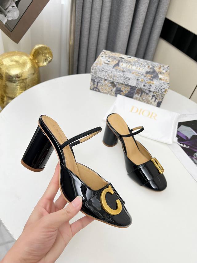 迪奥 Dior 新款 原版开发 小圆头凉鞋鞋 上脚随意搭配 非常完美 跟高7.3Cm 五色任选 码数35-42