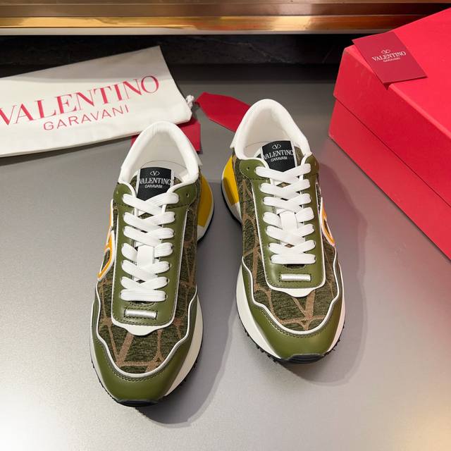 Valentino 华伦天奴 -高端品质 原单 -鞋面 纳帕小牛皮 品牌铆钉 鞋舌品牌布标 -内里 帆布布匹 -大底 Tpr 橡胶; 双色成型大底 -超高品控