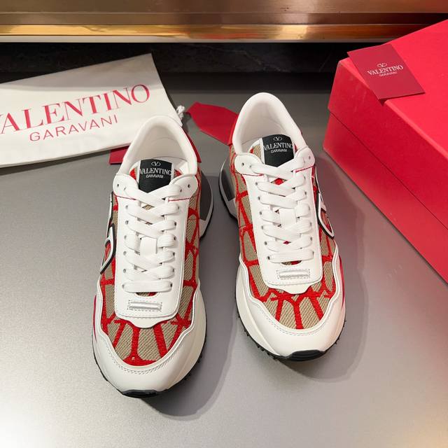Valentino 华伦天奴 -高端品质 原单 -鞋面 纳帕小牛皮 品牌铆钉 鞋舌品牌布标 -内里 帆布布匹 -大底 Tpr 橡胶; 双色成型大底 -超高品控 - 点击图像关闭