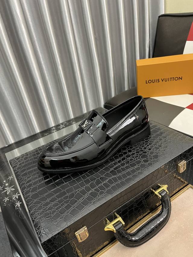 出厂价louis Vuitton 路易登威 2022最新款lv男士运动版休闲男鞋皮鞋 奢华尊贵那是必须的 全部采用进口材质原版牛皮 只为打造更为舒适的穿着体验