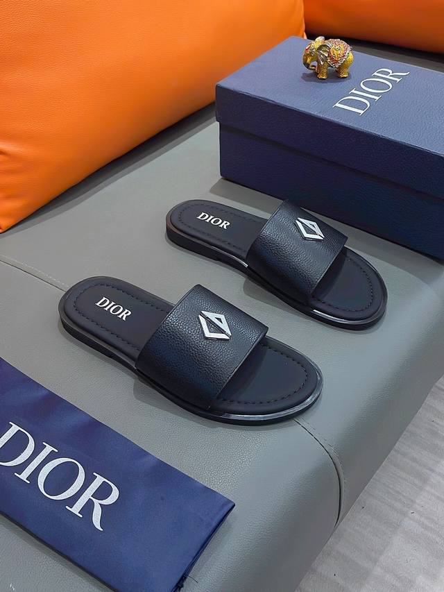 商品名称 Dior 迪奥 正规码数: 38-44 拖鞋 商品材料 精选进口原版面料 原厂特供原版底