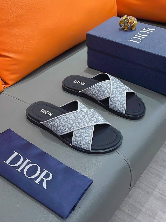 商品名称 Dior 迪奥 正规码数: 38-44 拖鞋 商品材料 精选进口原版面料 原厂特供原版底