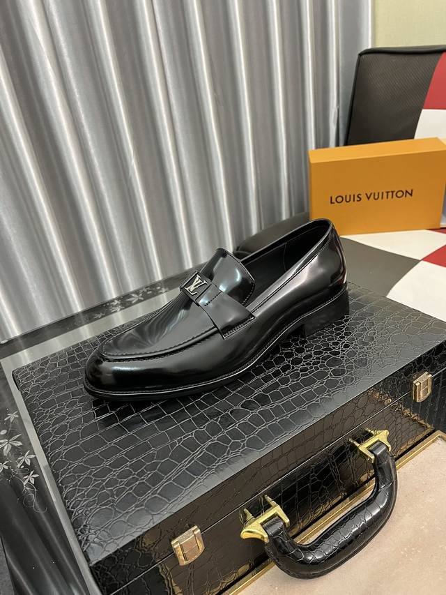 出厂价louis Vuitton 路易登威 2022最新款lv男士运动版休闲男鞋皮鞋 奢华尊贵那是必须的 全部采用进口材质原版牛皮 只为打造更为舒适的穿着体验