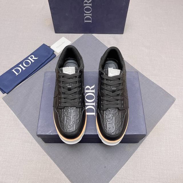 Dior-迪奥 来自法国 众多时尚超模首选品牌 做工精细 采用进口原版布+牛皮面料 羊皮内里 原版开模耐磨大底 给予你色彩斑斓的时尚 尺码 Size :38-4