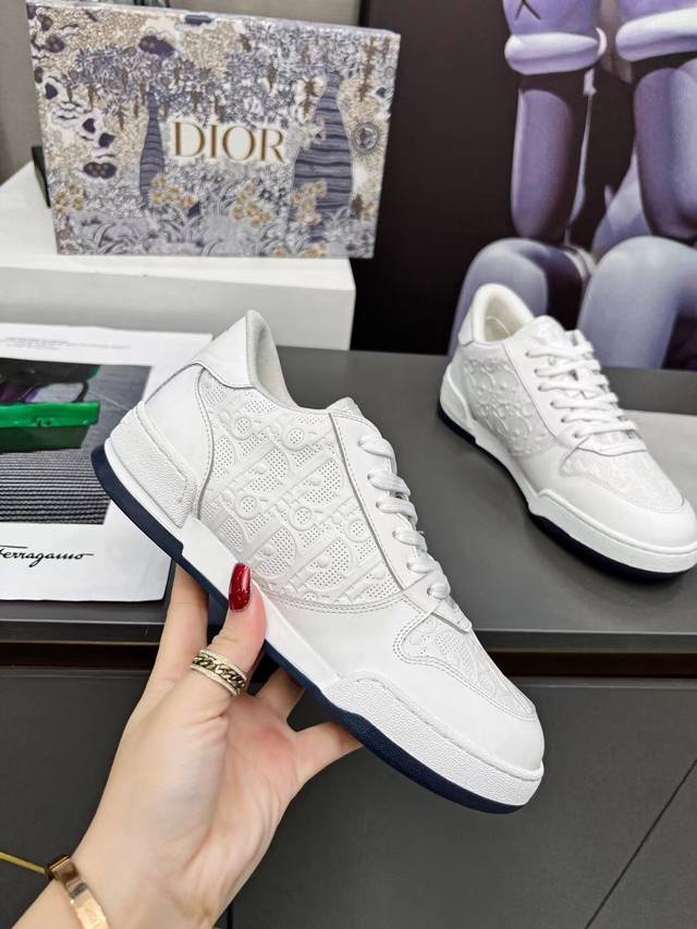 工厂价 迪奥dior One 时尚现代运动鞋 彰显 Dior 的精湛工艺 采用白色牛皮革精心制作 搭配 Oblique 印花效果镂空镶片 别具一格 内底饰以星星