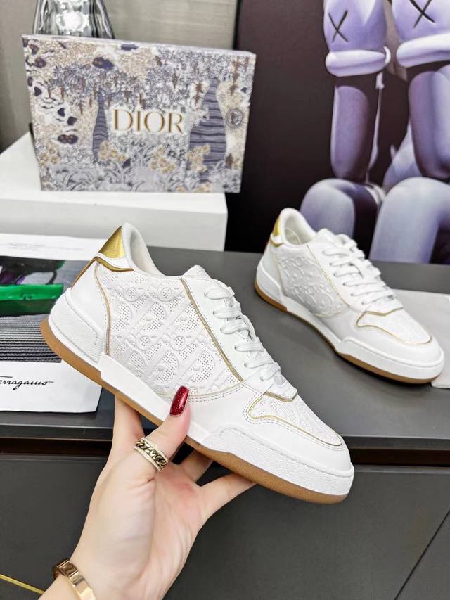 工厂价 迪奥dior One 时尚现代运动鞋 彰显 Dior 的精湛工艺 采用白色牛皮革精心制作 搭配 Oblique 印花效果镂空镶片 别具一格 内底饰以星星