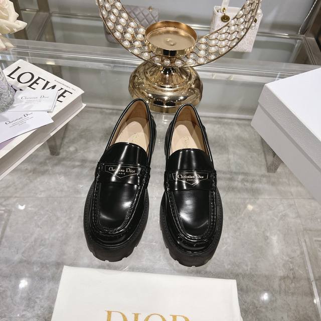 出厂 Dior 迪奥2024新款乐福鞋 全新大底厚底 版面力求打造时尚经典单品 巴黎时装周第一场分量十足的大秀场打造的新品 灵感由d主设计师巧妙结合在完美鞋型上