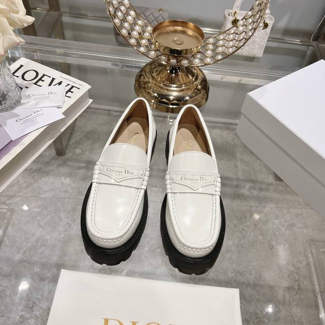 出厂 Dior 迪奥2024新款乐福鞋 全新大底厚底 版面力求打造时尚经典单品 巴黎时装周第一场分量十足的大秀场打造的新品 灵感由d主设计师巧妙结合在完美鞋型上 - 点击图像关闭
