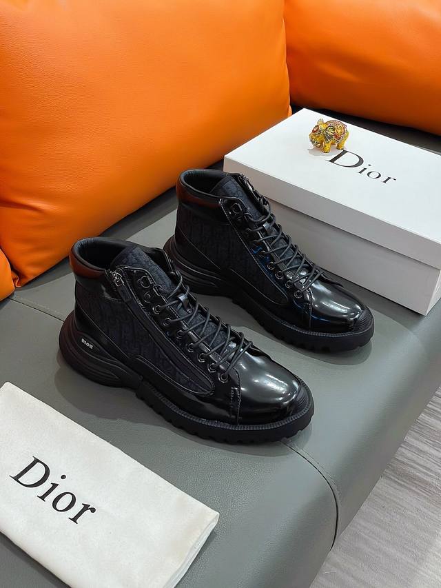 商品名称 Dior 迪奥 正规码数: 38-44 高帮鞋 商品材料 精选 牛皮鞋面 舒适羊皮内里 原厂特供大底