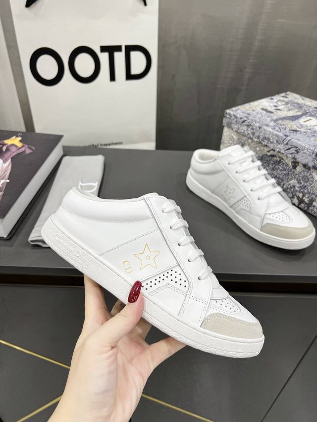 工厂价 Dior Star 运动鞋是一款全新的 Dior 单品 采用露跟设计 采用白色牛皮革精心制作 饰以同色调绒面革镶片 点缀以金色调cd和christian