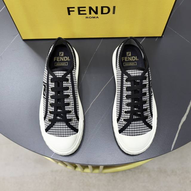 Fend Domino运动鞋 带有提花ff图案 鞋头饰有凸纹压花ff图案 帆布鞋面 Tpu定制大底 Size:38-45 45定做