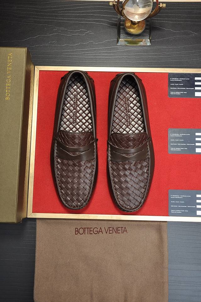 出厂价 Botteg Venetta Bv 独家新款 官网新款 鞋面以上乘的顶级小牛皮制作 细腻的手感 流淌奢华的质感 为精致男士量身制作 铸就高贵气场 细致规
