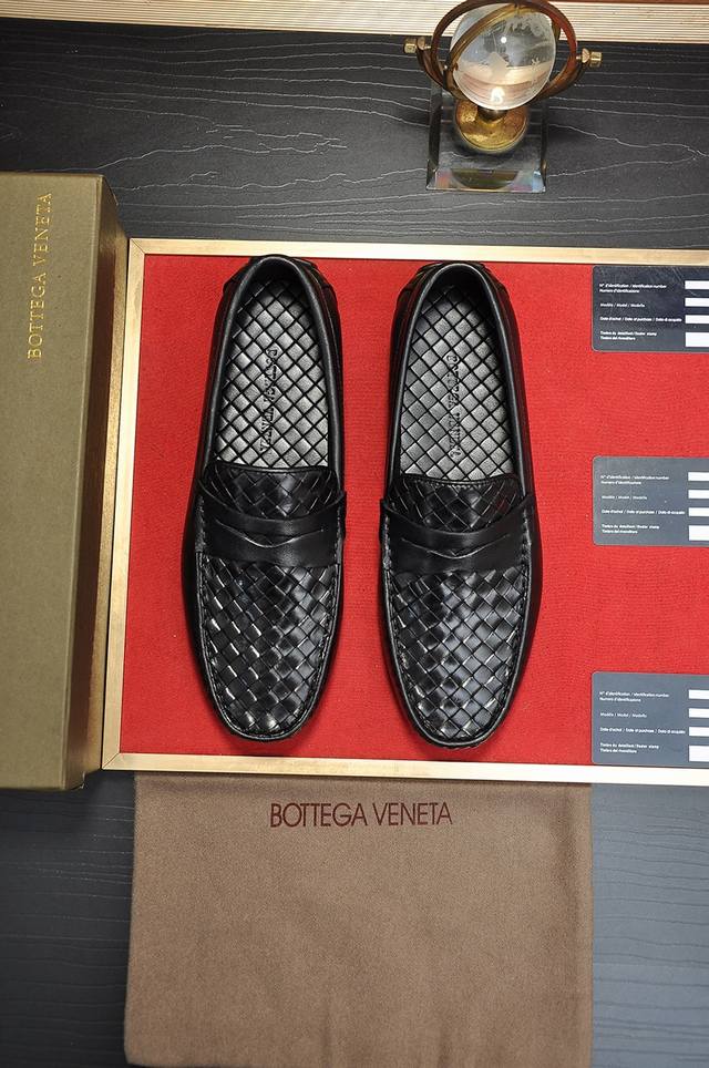出厂价 Botteg Venetta Bv 独家新款 官网新款 鞋面以上乘的顶级小牛皮制作 细腻的手感 流淌奢华的质感 为精致男士量身制作 铸就高贵气场 细致规
