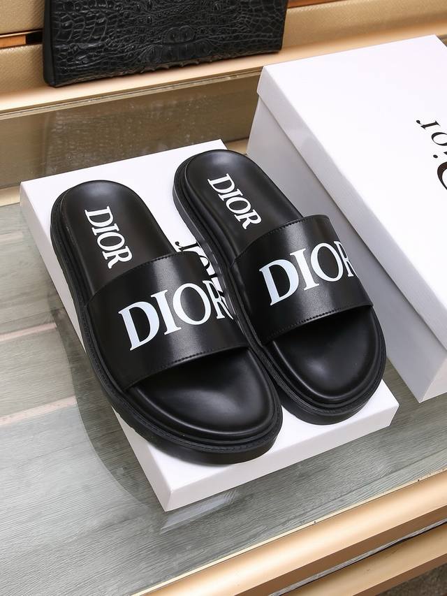 Dior迪奥 最新款拖鞋 这款 Dior H-Town 拖鞋彰显 Dior 的高订精神 采用黑色橡胶精心制作 饰以同色调牛皮革细节提升格调 橡胶鞋底融入多种元素