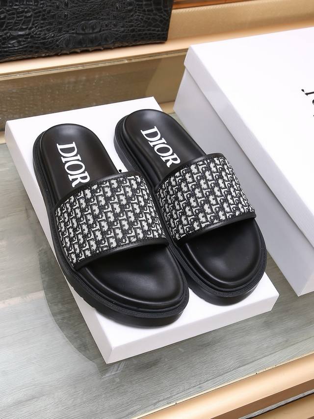 Dior迪奥 最新款拖鞋 这款 Dior H-Town 拖鞋彰显 Dior 的高订精神 采用黑色橡胶精心制作 饰以同色调牛皮革细节提升格调 橡胶鞋底融入多种元素 - 点击图像关闭