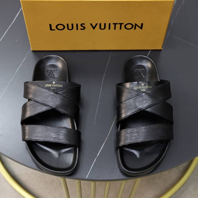 出厂价 Loui Vuitto 顶级原单凉拖 Size 38-45 38 45订做 颜色 3色入选 经典系列 进口粒文牛皮 小牛皮内里 高档舒适 Pu原版两层大