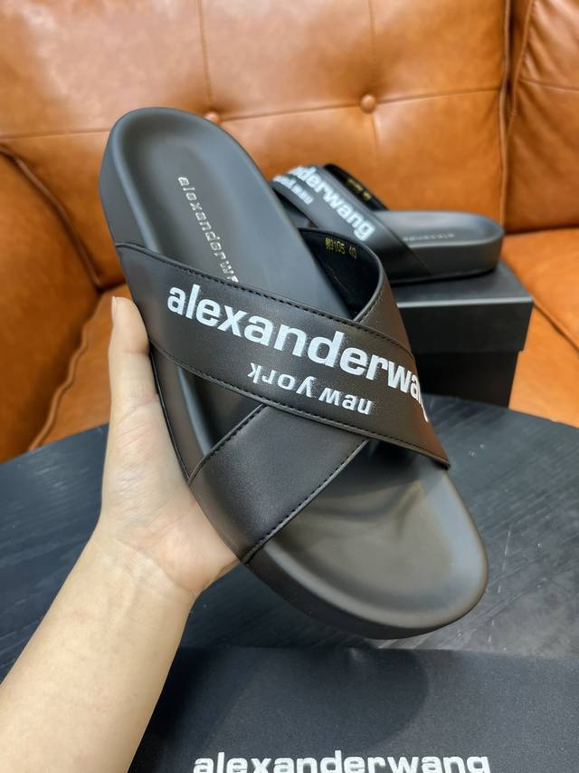 亚利山大王新款夏季男生牛皮拖鞋，采用牛皮材质制作，轻质pu中底、防滑耐磨橡胶鞋底，柔软舒适！码数39-46。