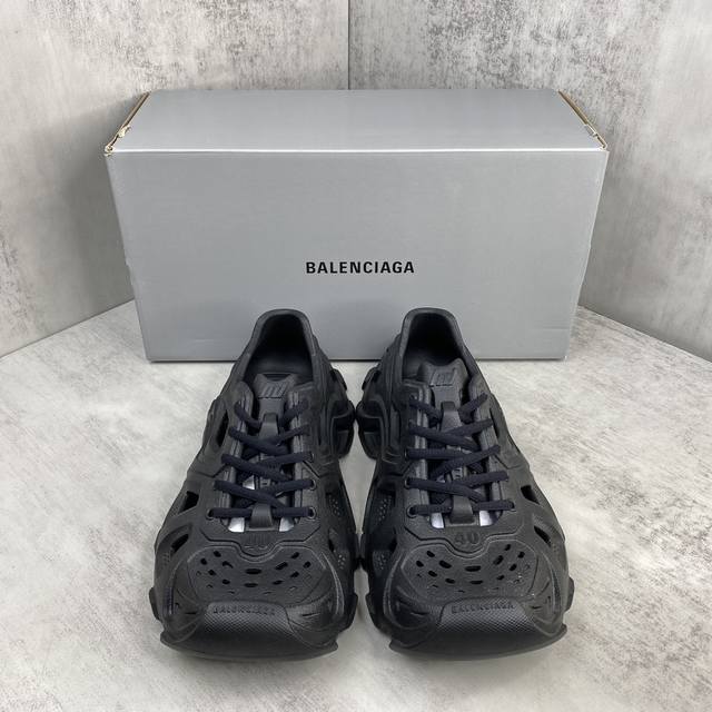 新款上架 Balenciaga 巴黎世家凉鞋 超软运动洞洞拖鞋 炎夏必备 是通过一体成型磨具，热压，精密组合等细节 展示了设计师 Demna 的运动鞋风格 用一