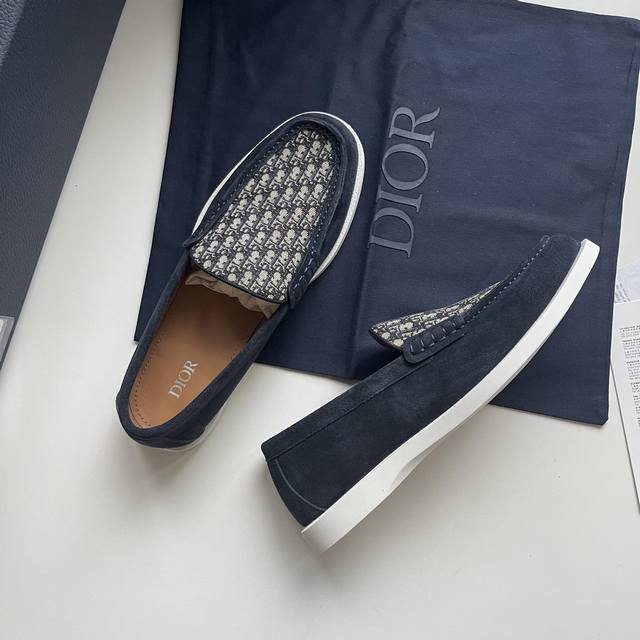 新款 Dior Granville 乐福鞋 这是一款休闲的正装鞋履采用奢华柔软的海军蓝色绒面革精心制作，鞋面饰以米色和黑色 Oblique 印花镶片。轻盈的白色