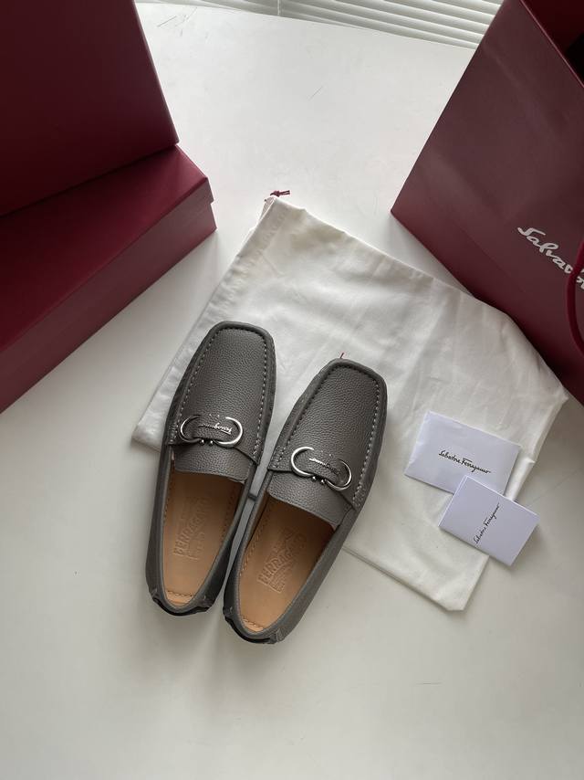 新款费拉gancini开车莫卡辛鞋 以现代风格诠释fer～Gamo经典鞋型，这款开车莫卡辛鞋由牛皮制成，精致时髦。鞋面带编织皮革鞋带，由gancini单扣固定。