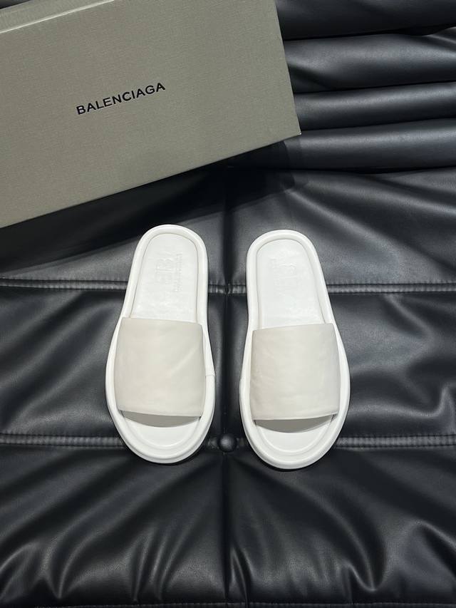 巴黎世家｜ Balenciaga巴黎世家 新款情侣厚底拖鞋，一如既往的时尚，顶级版本，鞋面粒纹牛皮，特别的柔软、亲肤，脚感特别舒服 精致的手工缝纫走线，原版天然