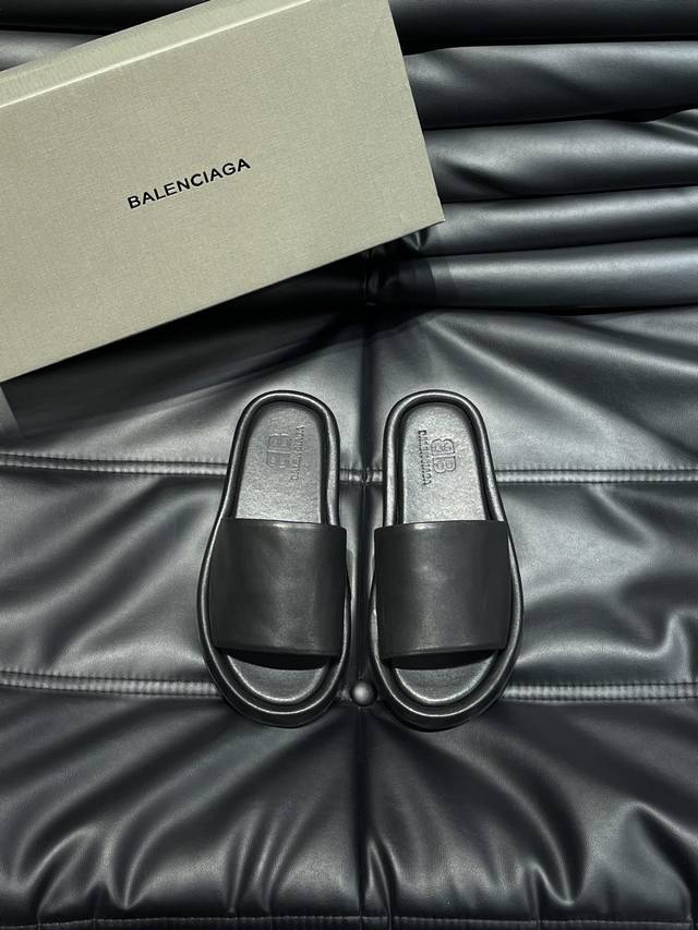 巴黎世家｜ Balenciaga巴黎世家 新款情侣厚底拖鞋，一如既往的时尚，顶级版本，鞋面粒纹牛皮，特别的柔软、亲肤，脚感特别舒服 精致的手工缝纫走线，原版天然