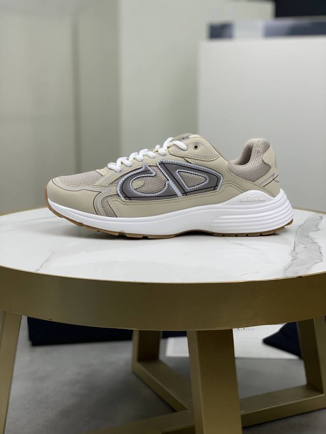 原版开发 Dior 迪奥 春夏新款系带情侣款b30系列运动鞋。在2023春夏男装秀场瞩目亮相。走秀新款的灵感来自于经典法国著名品牌，国际明星同款圆头板鞋。耗时五