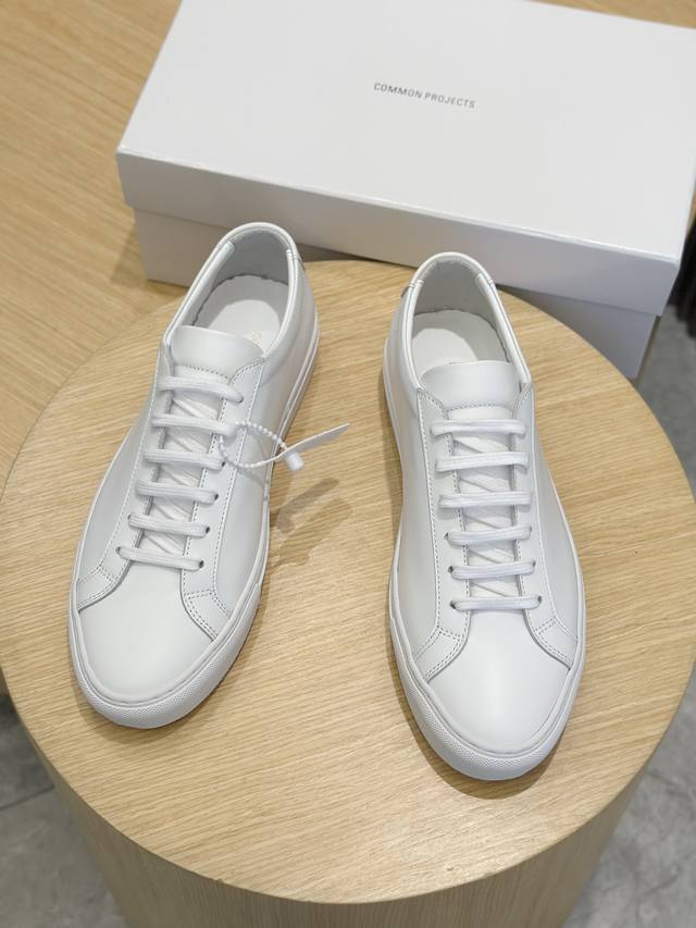 Common Project情侣款经典小白鞋 顶级品质，欢迎对比。 大火的小白鞋就是它，几乎每个明星都入手的程度。 鞋型修长，扁薄，显脚细长，鞋型舒适度各方面都