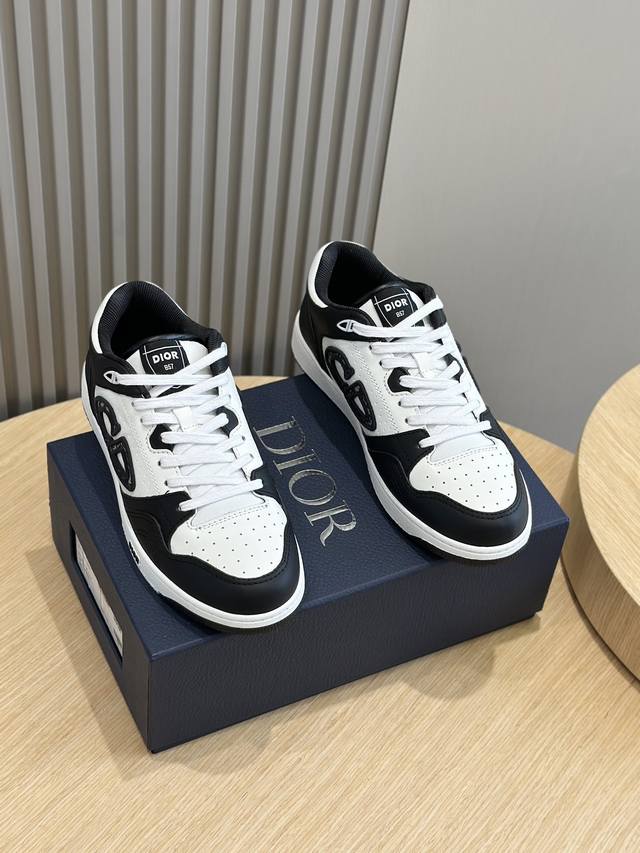 顶级版本 迪奥dior 情侣 B57 中帮运动鞋 是二零二四春季男装系列新品，重新诠释篮球鞋设计，成为 典单品。采用黑色和白色光滑牛皮革精心制作，侧面饰以米色和