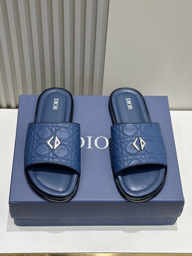 顶级版本 Dior 迪奥 Alias男士牛皮拖鞋 这款 Alias 凉鞋夏季新品，彰显休闲高雅的风范。采用粒面牛皮革、Oblique印花面料精心制作，牛皮内里！
