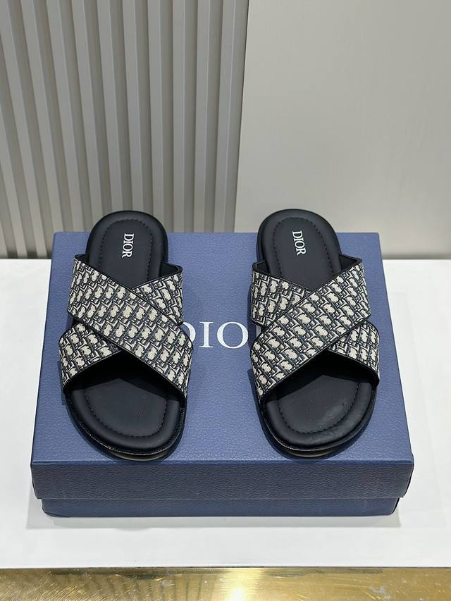 顶级版本 Dior 迪奥 Alias男士真皮拖鞋 这款 Alias 凉鞋夏季新品，彰显休闲高雅的风范。采用粒面牛皮革、Oblique印花面料精心制作，牛皮内里！