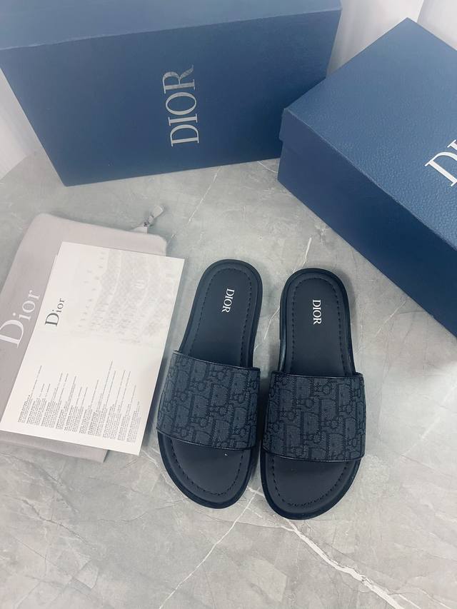 工厂p实价 Dior Alias凉鞋是2024年新品，是一款悠闲而精致的作品。该风格采用米色和黑色dior Oblique提花制成，展示了简单便捷设计。这款凉鞋