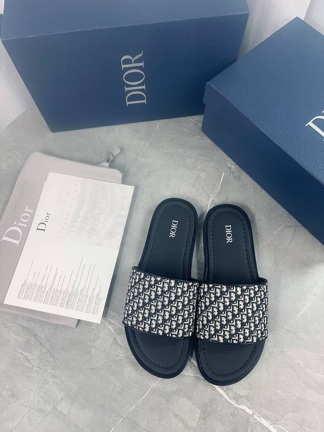 工厂p实价 Dior Alias凉鞋是2024年新品，是一款悠闲而精致的作品。该风格采用米色和黑色dior Oblique提花制成，展示了简单便捷设计。这款凉鞋