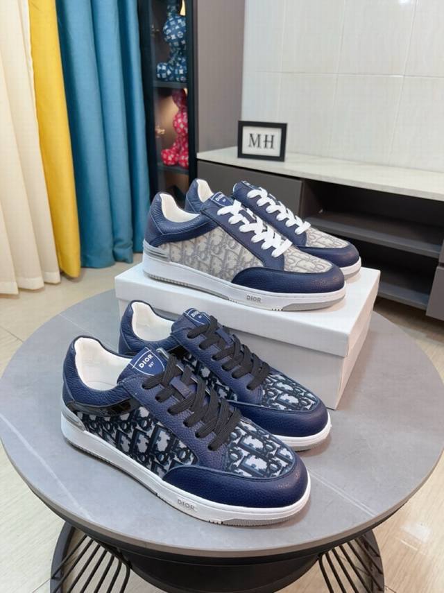 出厂价 Dior迪奥 爆卖款官网全球首发男鞋高端品牌 官网最新款系列：鞋面采用进口牛皮搭配专供面料打造网布透气内里。让行走更加便捷舒适！与官方的质量相比美的1：