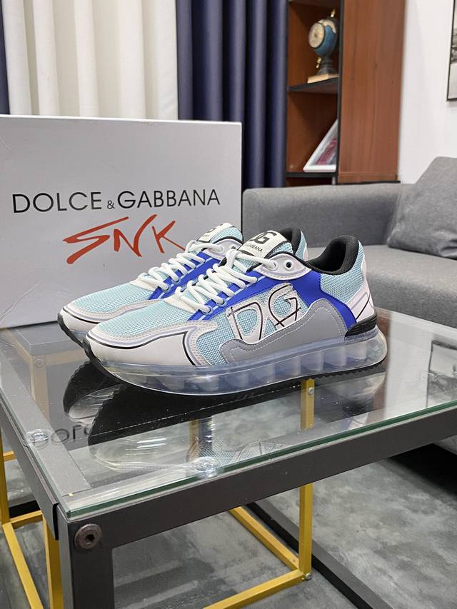 商品商标: Dolce&Gabbana 杜嘉&班纳 正码码数: 38-44 45定做 商品材料: 新款上市，官方多种材料制作成面，侧面线车特色dc，网布内里羊皮